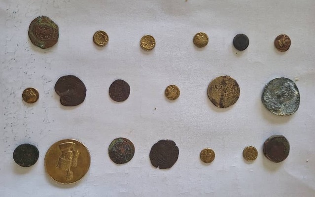 قاچاقچیان سکه‌های تاریخی در ارومیه به دام افتادند