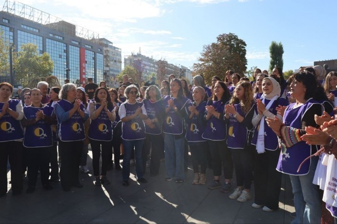 زنان کردی که از آمَد تا آنکارا راهپیمایی کرده اند: خواستار آزادی اوجالان و تحقق صلح هستیم