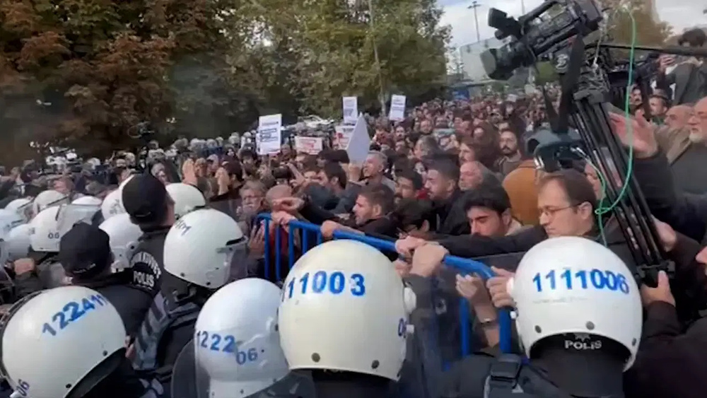 پلیس به راهپیمایی سالگرد کشتار ایستگاه راه‌آهن آنکارا حمله کرد + فیلم