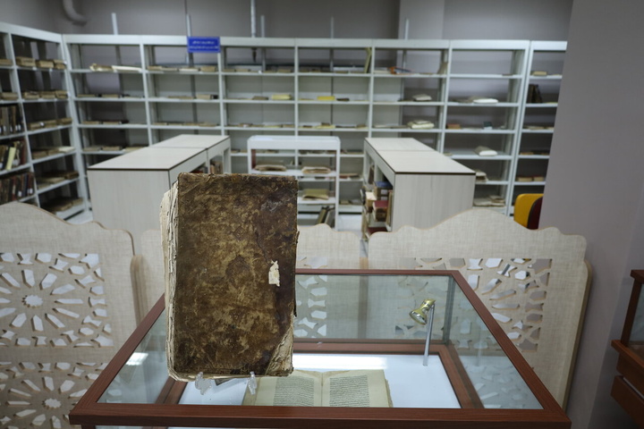 اهدای کتاب ١٧٥ ساله چاپ سنگی به کتابخانه مرکزی ارومیه