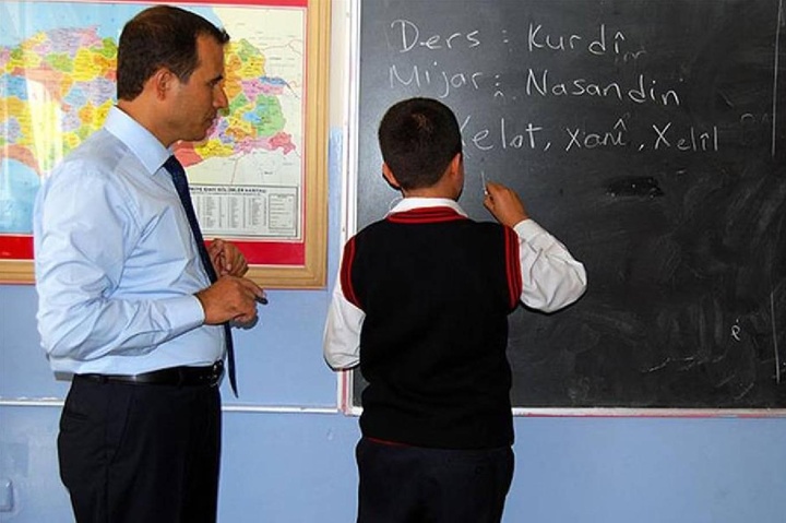 آموزش و استفاده از زبان‌های دیگر از جمله کُردی آزاد است اما زبان رسمی و واحد کشور ترکی است