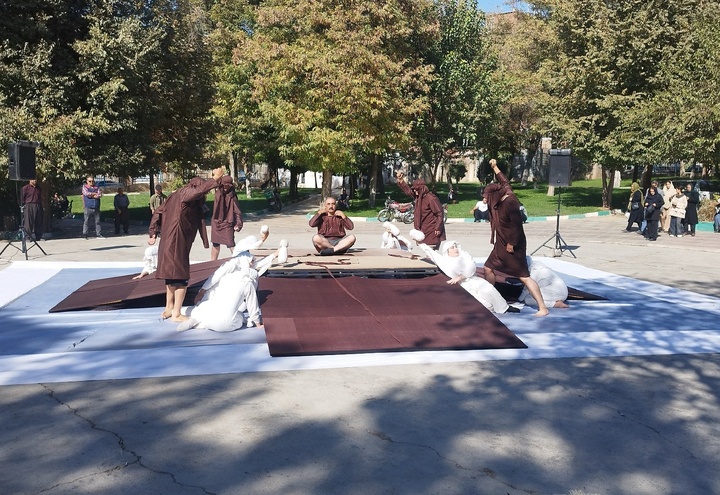 دومین روز هجدهمین جشنواره بین‌المللی تئاتر خیابانی مریوان با اجرای ۳۰ نمایش