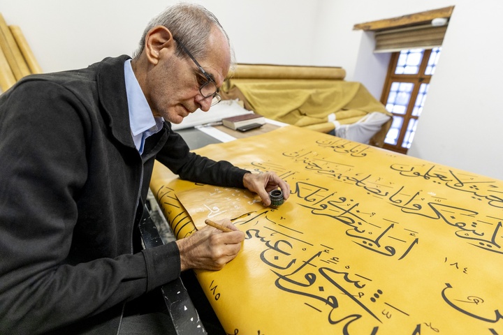 هونەرمەندێکی کورد گەورەترین قورئانی دەستنووسی نووسییەوە