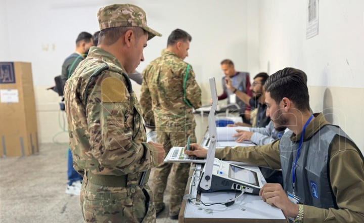 تصاویری از مشارکت نظامیان و آوارگان در رای گیری ویژه انتخابات پارلمانی عراق