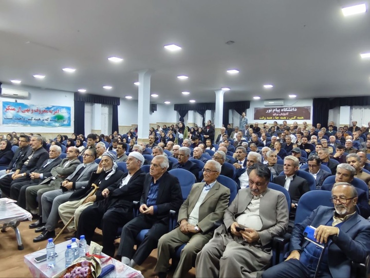 استاد «عرفان صاحبی» به پاس اهدای کتابخانه شخصی به دانشگاه پیام نور سقز تجلیل شد