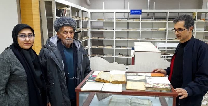 خیر ٩٢ ساله ارومیه ١١ کتب و سند تاریخی به کتابخانه مرکزی اهدا کرد