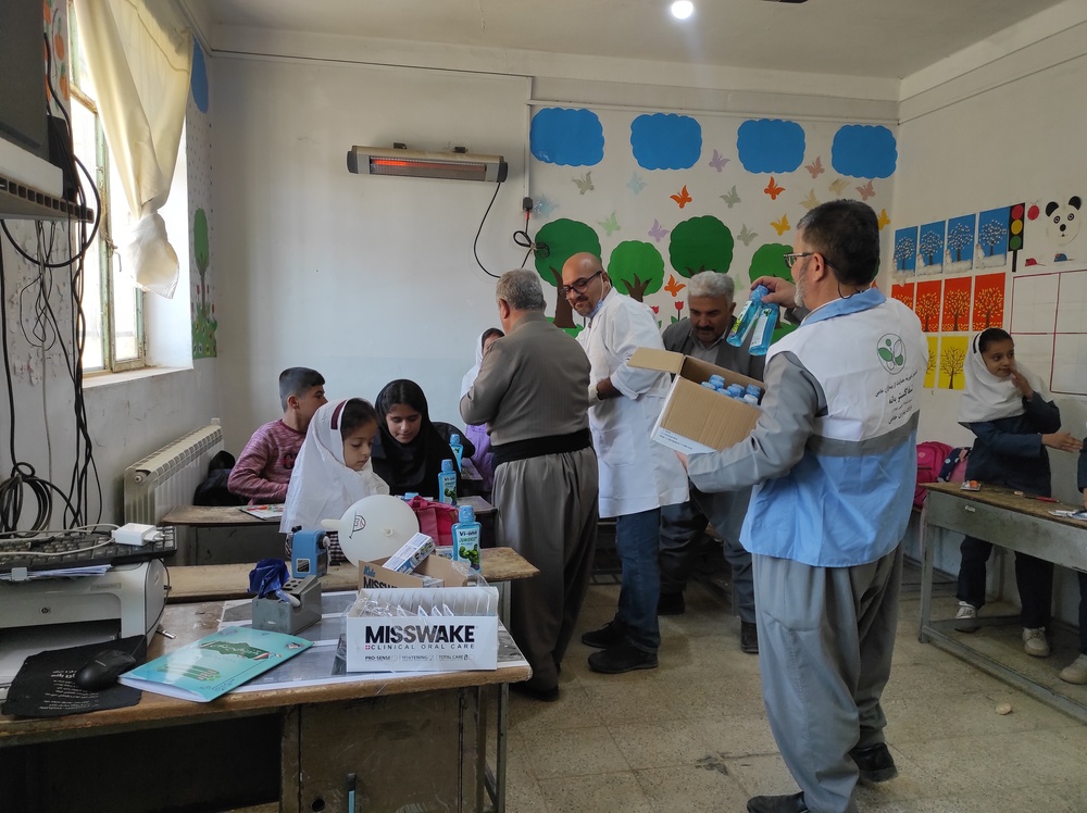 آنها لبخند زیبا به دانش آموزان روستاهای محروم هدیه می دهند