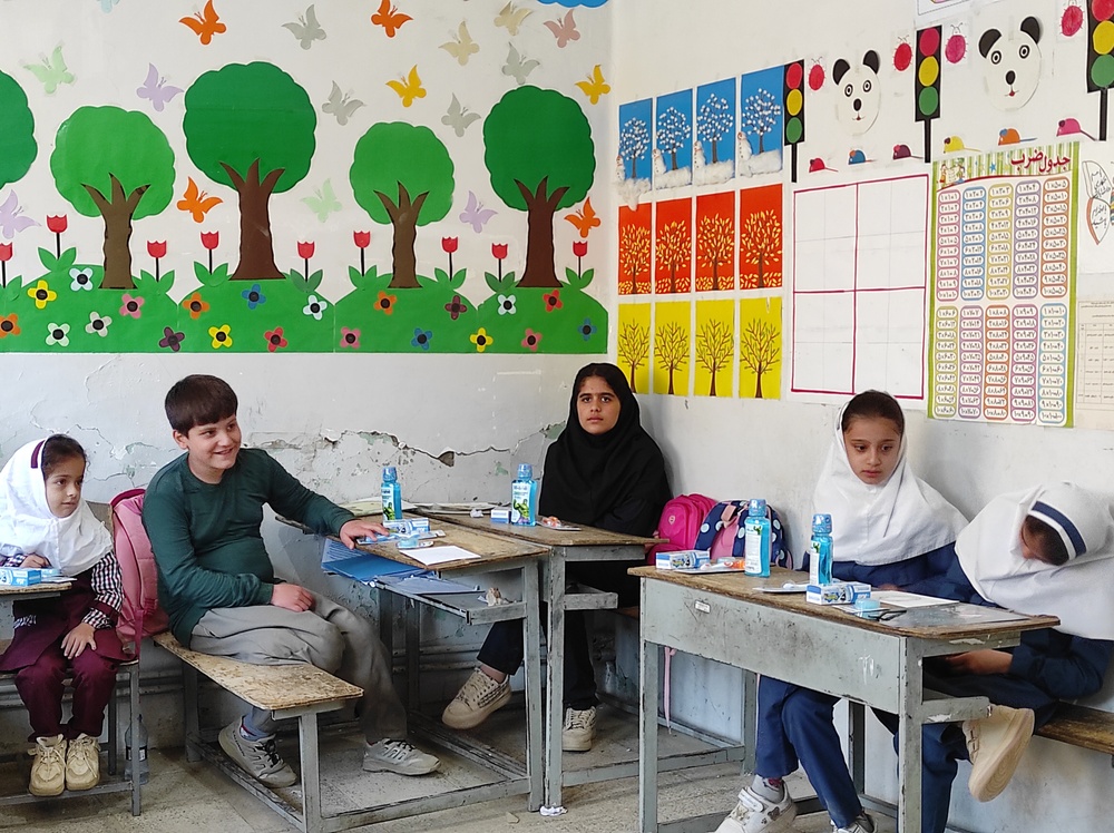 آنها لبخند زیبا به دانش آموزان روستاهای محروم هدیه می دهند