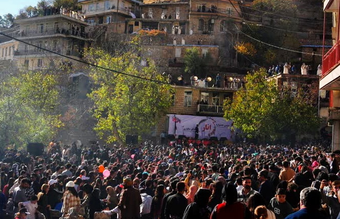نوای دف و آوای سیاچمانه در جشن بزرگ انار پاوه