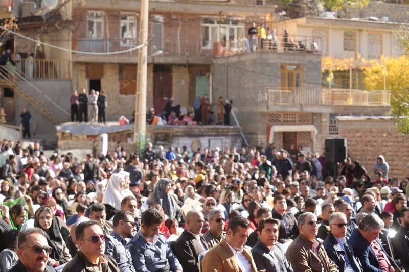 نوای دف و آوای سیاچمانه در جشن بزرگ انار پاوه