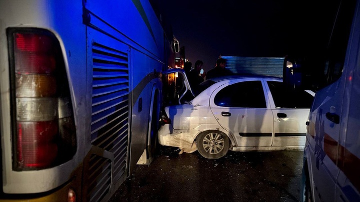 تصادف اتوبوس با خودروی سواری در سلماس حادثه آفرید