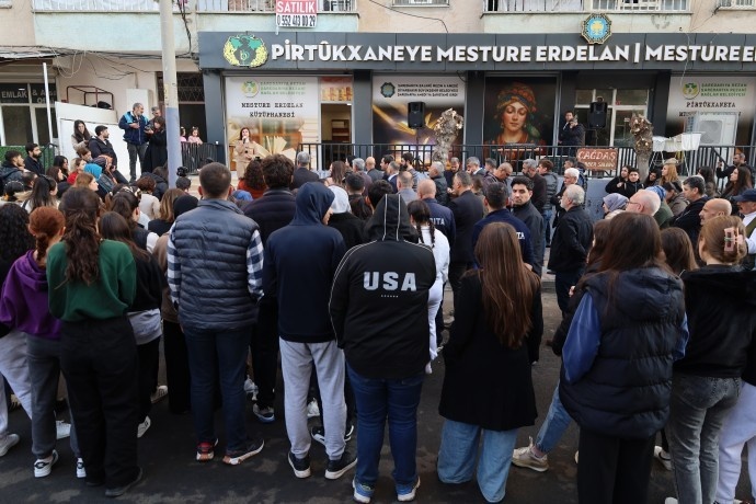 افتتاح کتابخانه‌ای به نام «مستوره اردلان» در دیاربکر + فیلم