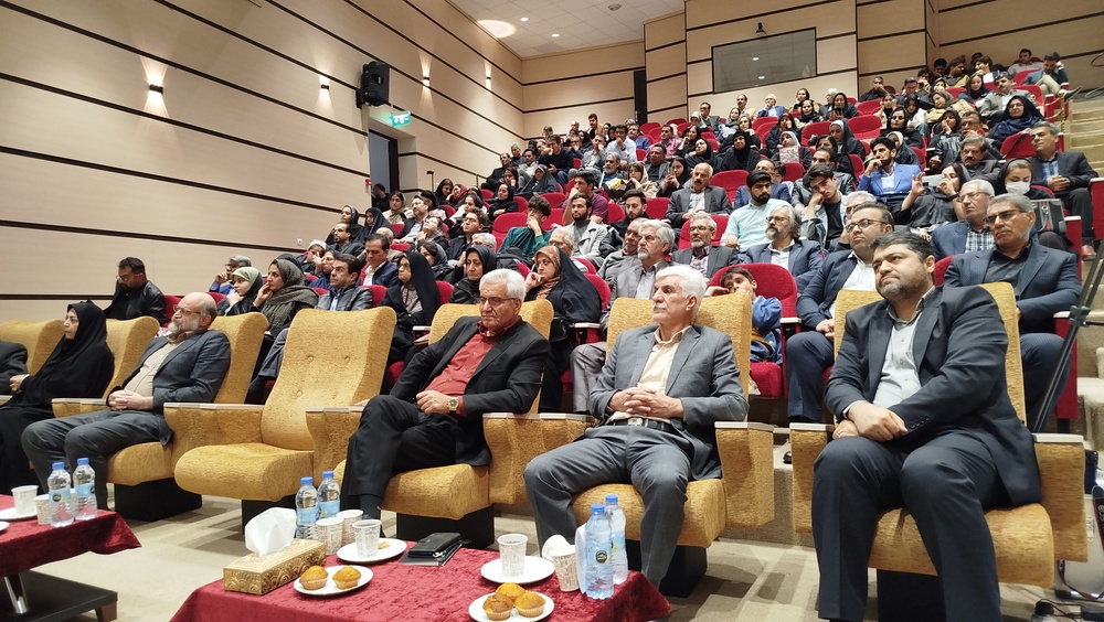 دو کتاب کردی و فارسی «خه‌ولوان» و «مستعلیق» در ایلام رونمایی شد