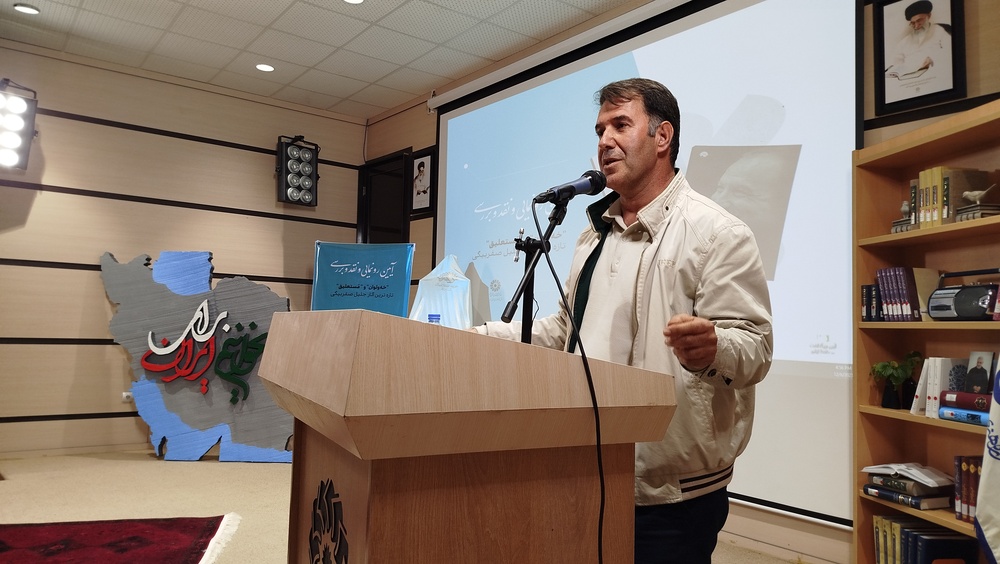 دو کتاب کردی و فارسی «خه‌ولوان» و «مستعلیق» در ایلام رونمایی شد