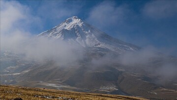 آراراتِ سپیدپوش با شکوه تمام در رقص برف جلوه گری می کند