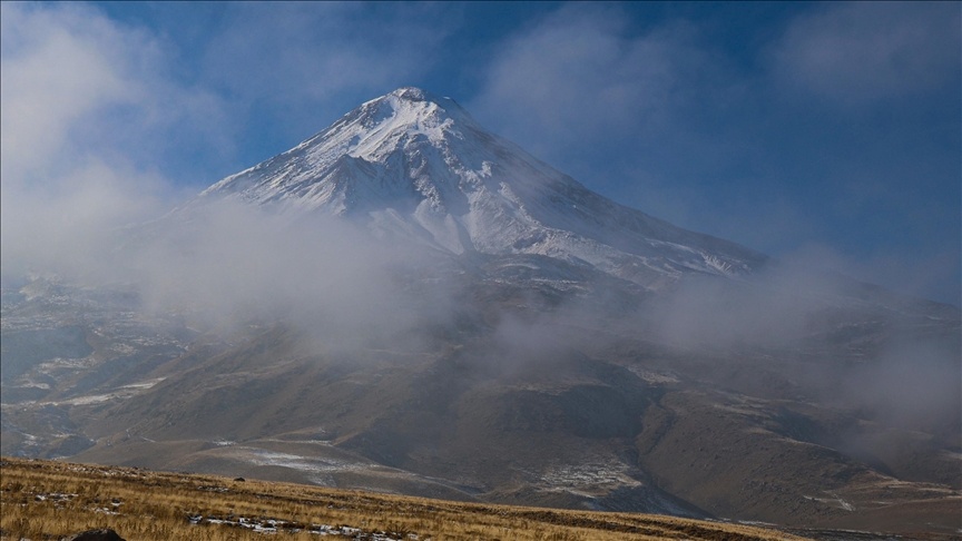 آراراتِ سپیدپوش با شکوه تمام در رقص برف جلوه گری می کند