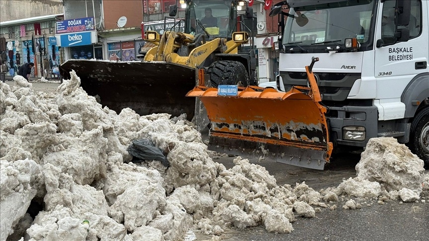 هجوم زمستان به شرق ترکیه؛ برف سنگین راه ده‌ها روستا را بست + تصاویر