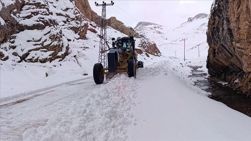 هجوم زمستان به شرق ترکیه؛ برف سنگین راه دهها روستا را بست + تصاویر
