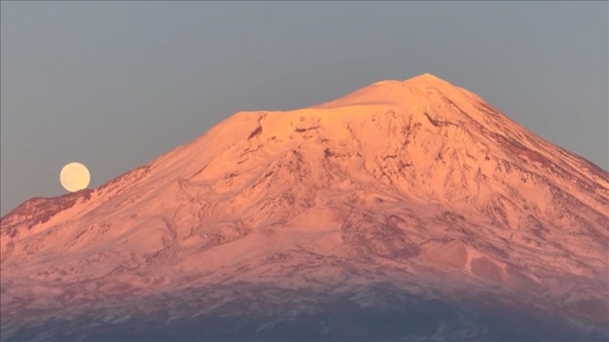 آراراتِ سپیدپوش با شکوه تمام در رقص برف جلوه گری می کند