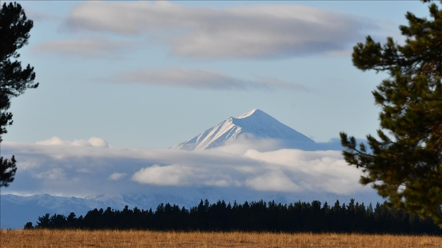 آراراتِ سپیدپوش با شکوه تمام در رقص برف جلوه گری می کند