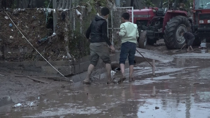 بهره‌برداری سیاسی از رنج سیل‌زدگان مایهٔ شرمساری است