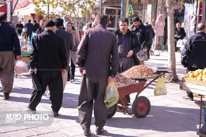 بازار شب یلدا سنندج در آخرین روز پاییز / عکاس : عرفان کرمی