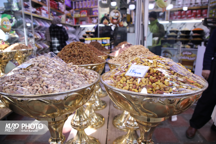 بازار شب یلدا سنندج در آخرین روز پاییز / عکاس : عرفان کرمی