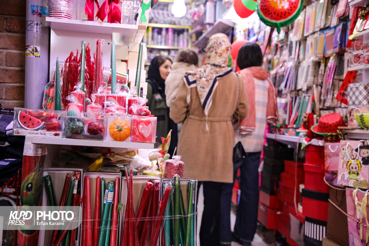 بازار شب یلدا سنندج در آخرین روز پاییز / عکاس : عرفان کرمی