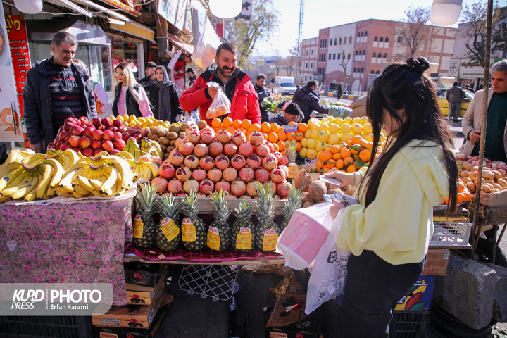 بازار شب یلدا سنندج در آخرین روز پاییز / عکاس : عرفان کرمی