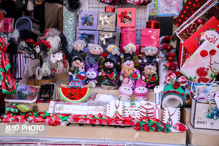 بازار شب یلدا سنندج در آخرین روز پاییز / عکاس : عرفان کرمی