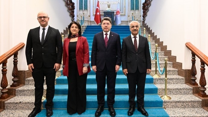 شاندی ئیمرالی جەخت لەسەر هەڵگرتنی بەربەستەکانی ئازادیی زیندانییان دەکاتەوە