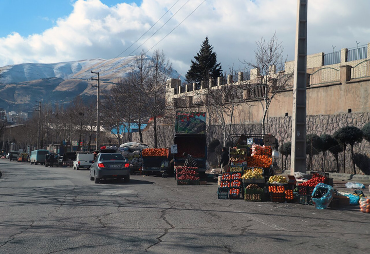 انتقاد فرماندار سنندج از وضعیت ساماندهی وانت های میوه فروش در سطح شهر