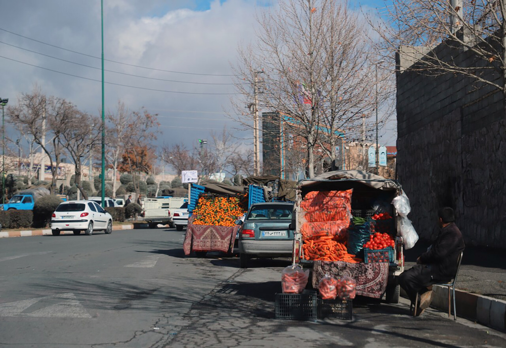 انتقاد فرماندار سنندج از وضعیت ساماندهی وانت های میوه فروش در سطح شهر