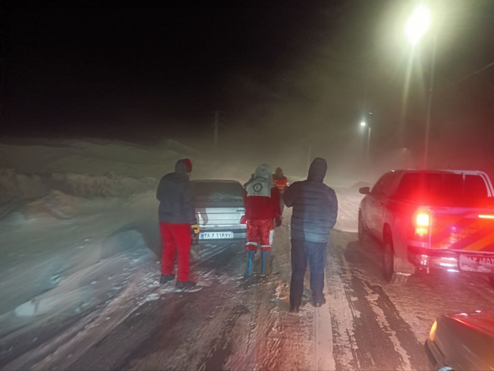 نجات ٢٤٠ نفر گرفتار شده در برف و کولاک تکاب