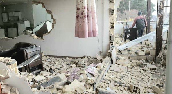 تخریب یک اقامتگاه غیرمجاز در حریم تاق‌بستان