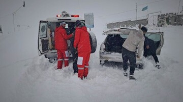 امدادرسانی به ٥٥٩ نفر در برف و کولاک آذربایجان غربی