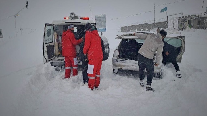 امدادرسانی به ٥٥٩ نفر در برف و کولاک آذربایجان غربی