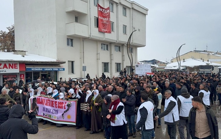 Our people stay in the squares and support us