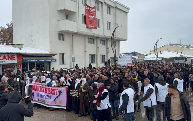 یهک ههنگاو پاشهکشه ناکهین/ گەلەکەمان له گۆڕهپانهکاندا بمێننهوه و پشتیوانمان بن