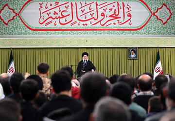 رهبر انقلاب: مردم فتنه ها را خاکستر کردند/اگر جنگی شود، منطقه ای خواهد بود