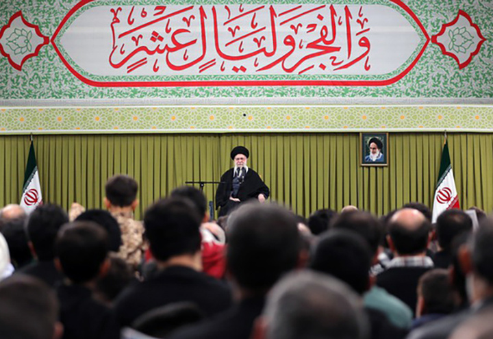 رهبر انقلاب: مردم فتنه ها را خاکستر کردند/اگر جنگی شود، منطقه ای خواهد بود