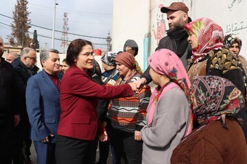 بازدید هیئتی از مدیریت خودگردان از آوارگان عفرین و شهبا در قامشلو