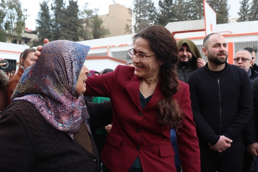 بازدید هیئتی از مدیریت خودگردان از آوارگان عفرین و شهبا در قامشلو