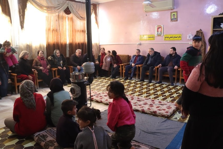 بازدید هیئتی از مدیریت خودگردان از آوارگان عفرین و شهبا در قامشلو