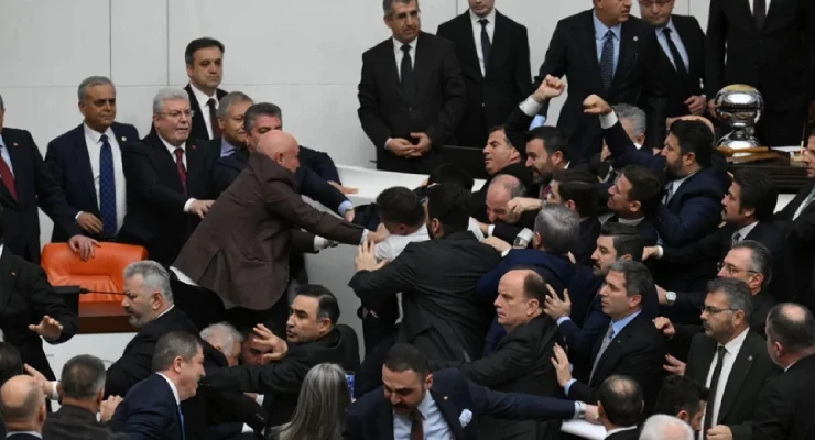 جلسه ادای سوگند وزیر جدید در مجلس ترکیه به صحنه درگیری خونین میان مردان قانون بدل شد+ فیلم