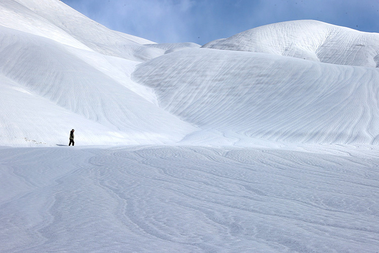 رقص باد بر سپیدیها؛ موجهای برفی در کردستان ترکیه چشمها را خیره کرد + تصاویر