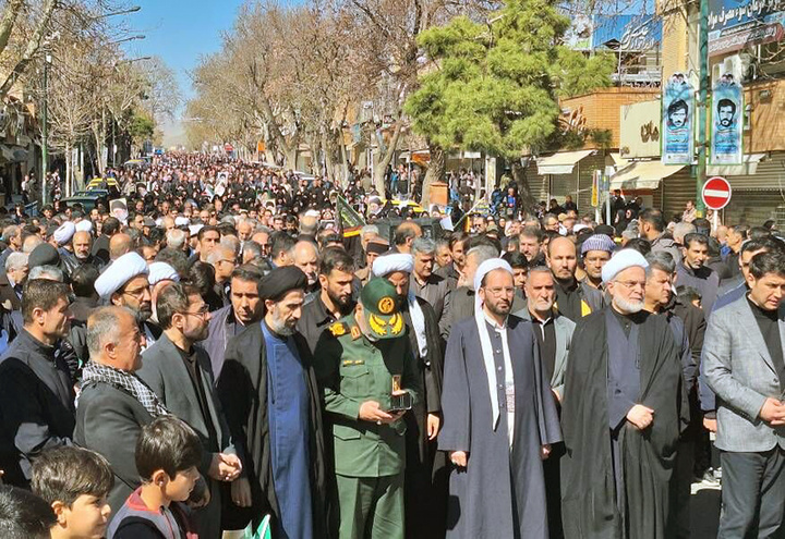 مردم سنندج در محکومیت شهادت رهبر معظم انقلاب تجمع و راهپیمایی کردند
