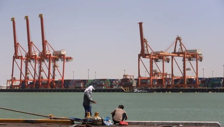 ئەو کەشتییانەی سەر بە دووژمن نین دەتوانن بە ناو تەنگەی هورمزدا تێپەڕن