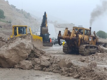 تلاش برای بازگشایی محور ایلام - مهران همچنان ادامه دارد