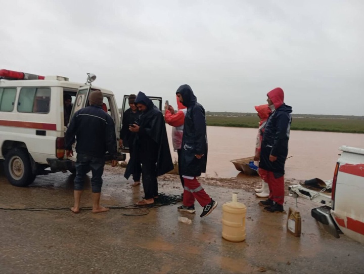 نجات خانواده هشت نفره از سیلاب در دهلران
